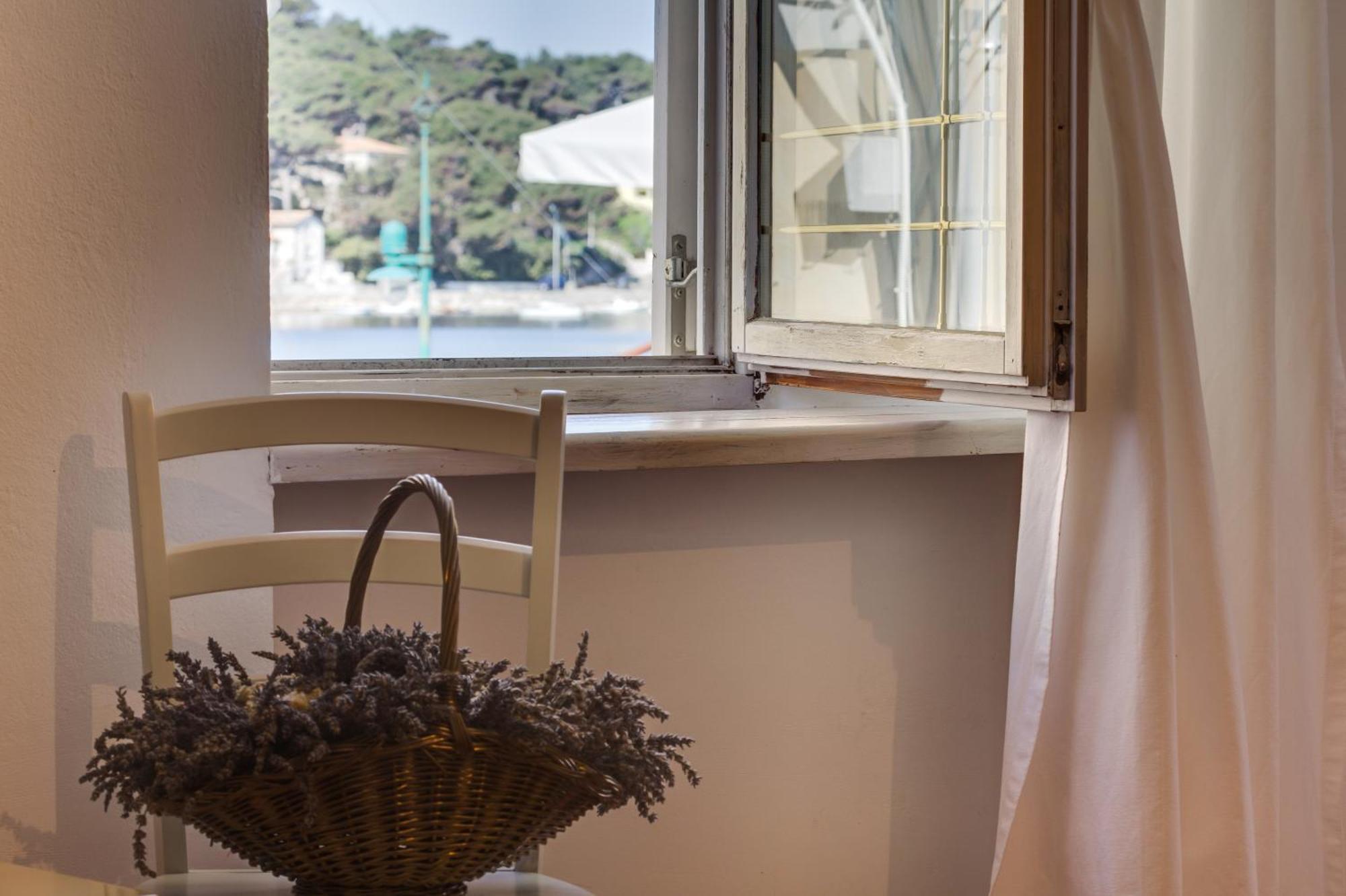 Apartments Mandarina Mali Lošinj Oda fotoğraf