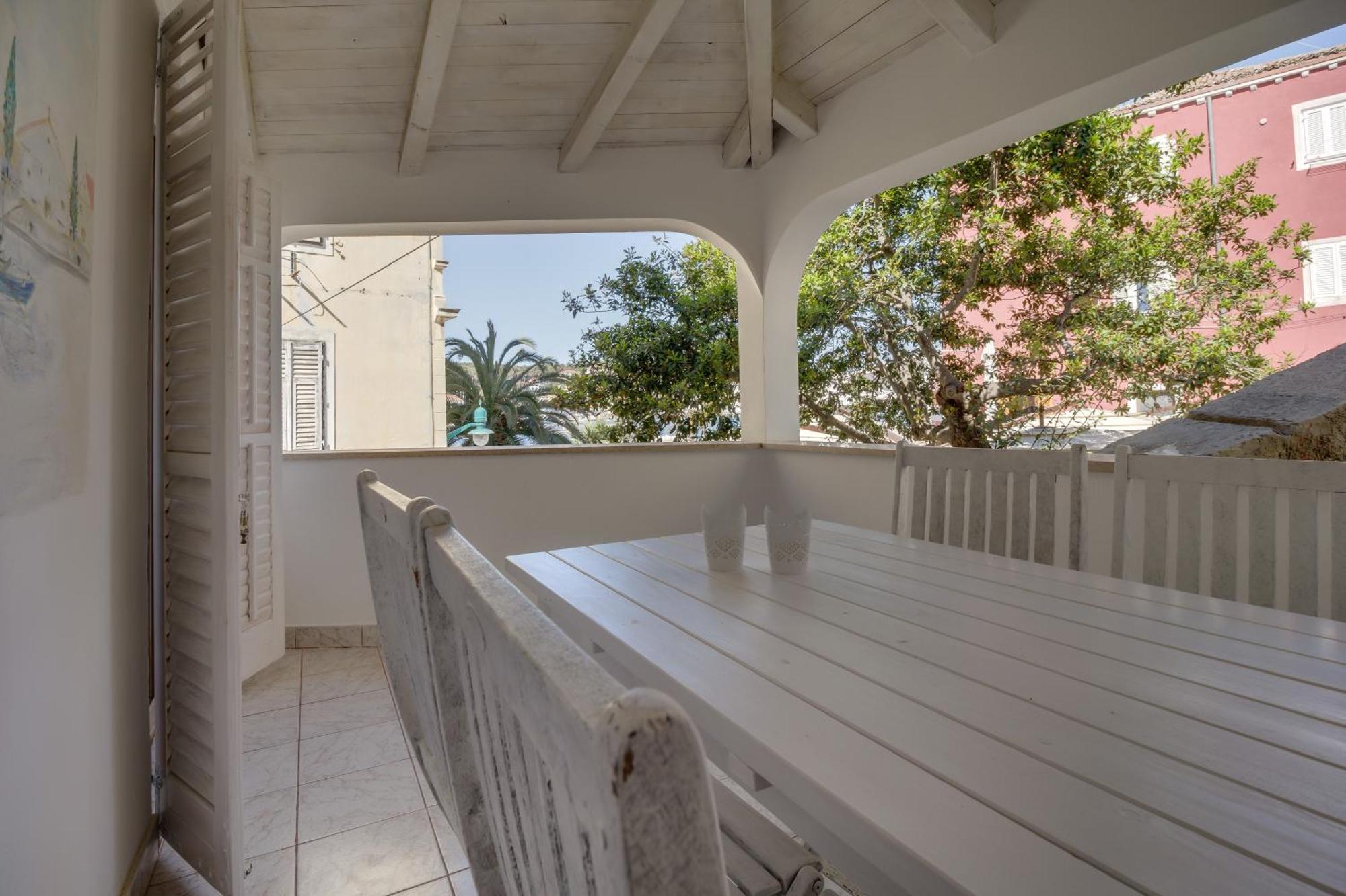 Apartments Mandarina Mali Lošinj Oda fotoğraf